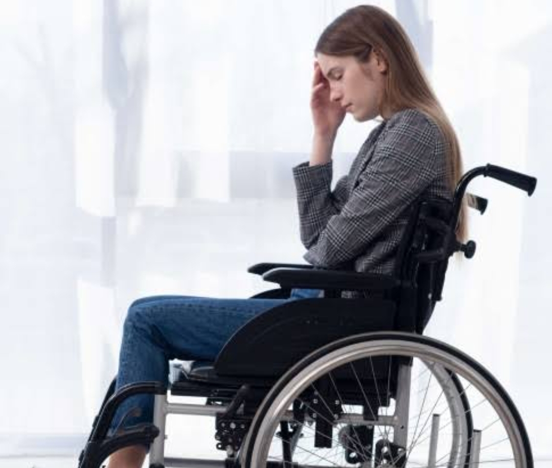 مريض علي كرسي يعاني من الشلل النصفي